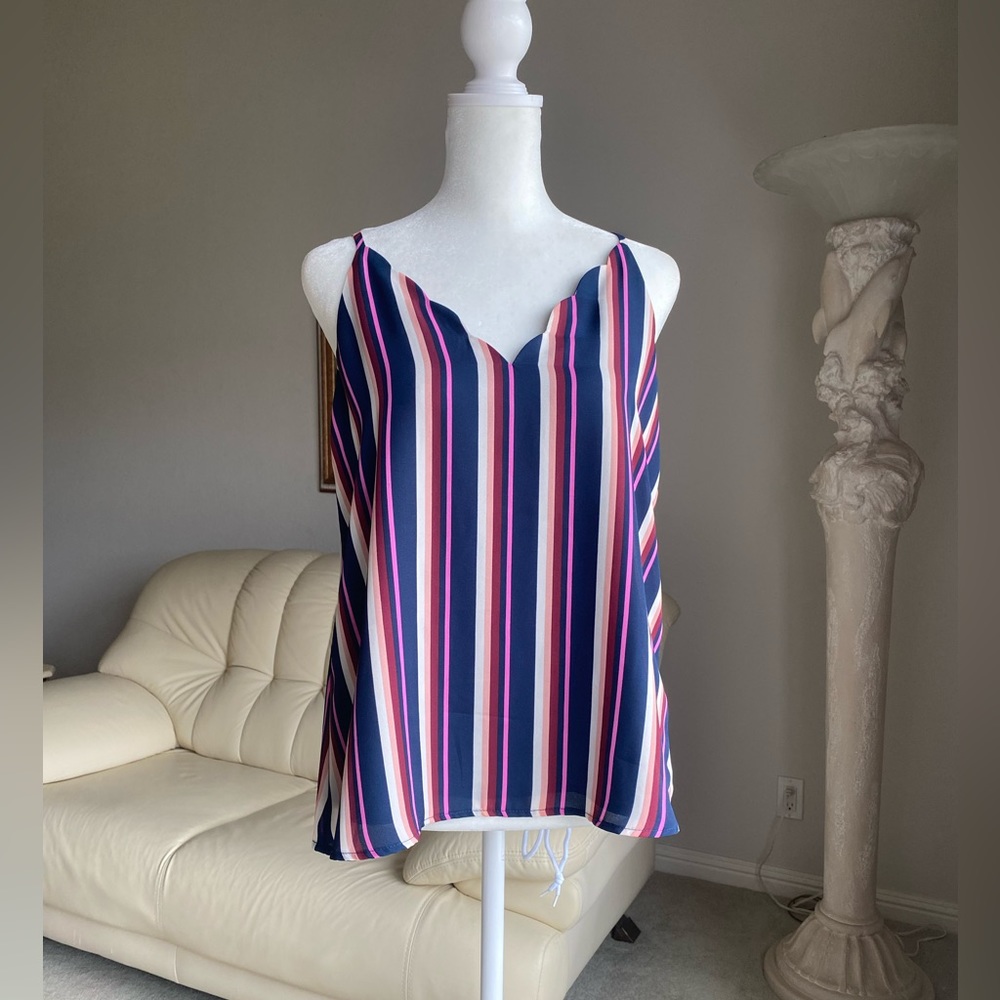 Socialite scalloped v-neck camisole size S